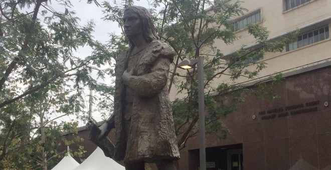 La estatua de Cristóbal Colón fue retirada del parque Grand de Los Ángeles en noviembre de 2018 ante el júbilo de un centenar de asistentes. / AITANA VARGAS