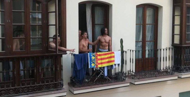 Imagen del balcón y la bandera que originaron el enfrentamiento. / @VecinosMalga Twitter