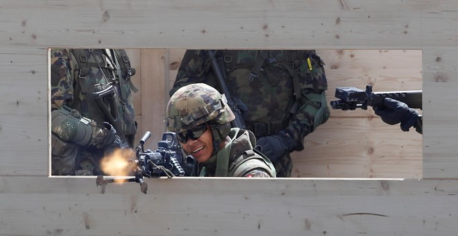 Un militar dispara su rifle durante una manifestación del ejército suizo en la octava reunión del convoy para recordar en el pueblo de Birmenstorf, Suiza, el 9 de agosto de 2019. REUTERS / Arnd Wiegmann