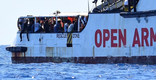 16.08.19 - Se ven emigrantes a bordo del barco de rescate de migrantes Open Arms, cerca de la costa italiana en Lampedusa, Italia. REUTERS / Guglielmo Mangiapane