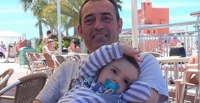 El pequeño Xavi con su padre, Javier Martínez. SALAMPLAN.COM, imagen cedida