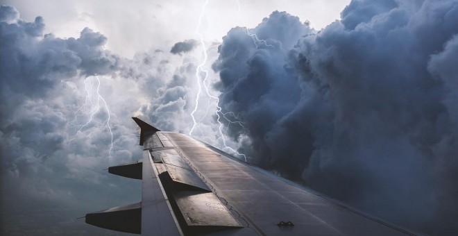 Avión sobrevolando una tormenta. PIXABAY