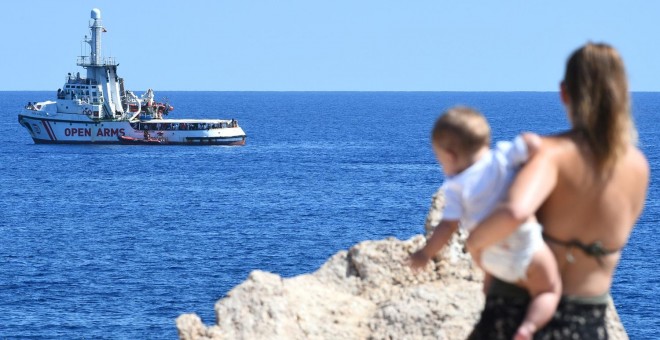 El barco del Open Arms visto de la costa de Lampedusa. - REUTERS