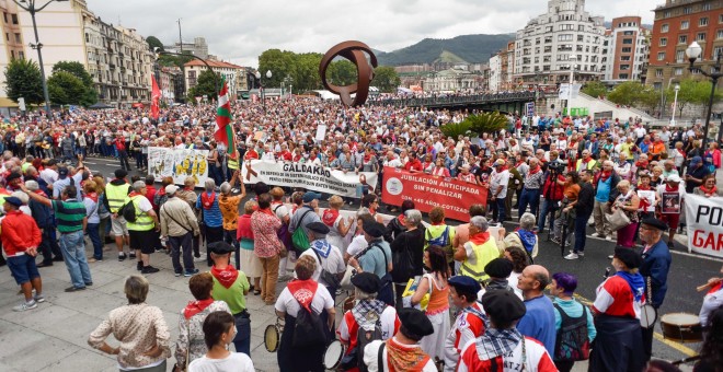 Vista de la manifestación convocada por el movimiento de pensionistas de Bizkaia, en plenas fiestas de Bilbao, para reclamar unas pensiones públicas 'dignas'. EFE/ Miguel Toña