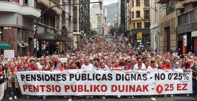 Vista de la manifestación convocada por el movimiento de pensionistas de Bizkaia, en plenas fiestas de Bilbao, para reclamar unas pensiones públicas 'dignas'. EFE/ Miguel Toña