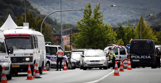 Policías franceses y españoles realizan controles de seguridad este lunes en el paso fronterizo de Santiago entre ambos países, en la localidad guipuzcoana de Irun. EFE/Javier Etxezarreta