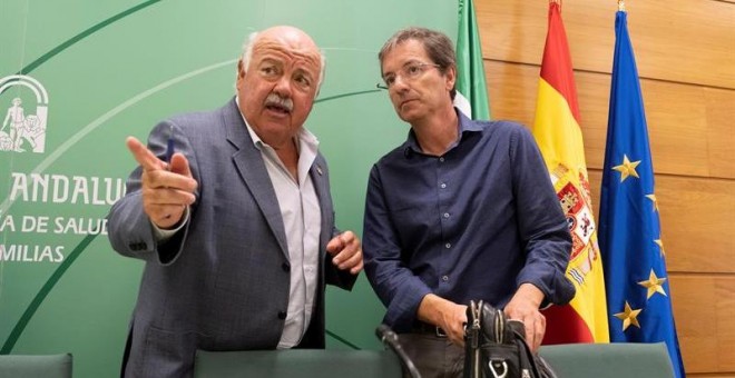 El consejero de Salud y Familias de la Junta de Andalucía, Jesús Aguirre, y el presidente de la Seimc, José Miguel Cisneros. / EFE