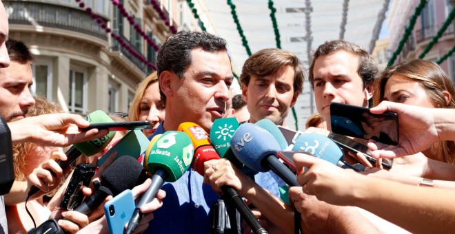 16/08/2019 - El presidente de la Junta de Andalucía, Juanma Moreno, atiende a los medios de comunicación en la feria de Málaga