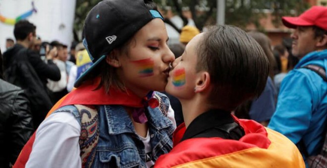 Una pareja se besa durante una manifestación contra la homofobia | Reuters