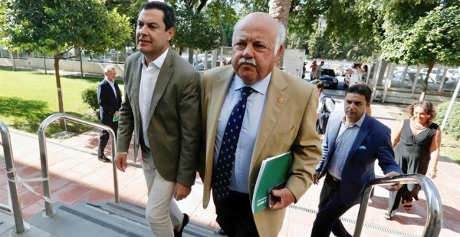 El presidente de la Junta de Andalucía, Juanma Moreno (i), junto al consejero de Salud, Jesús Aguirre. EFE