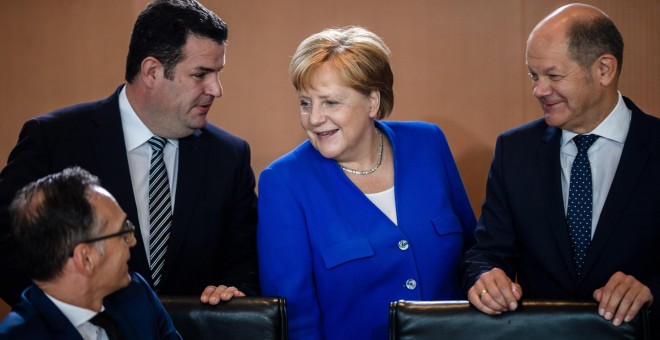 La canciller Angela Merkel conversa con los ministros de Asuntos Exteriores, Heiko Maas, de Trabajo, Hubertus Heil, y de Finanzas, Olaf Scholz, antes del inicio de la reunión semnaal del gabinete alemán en Berlín. EFE/EPA/CLEMENS BILAN