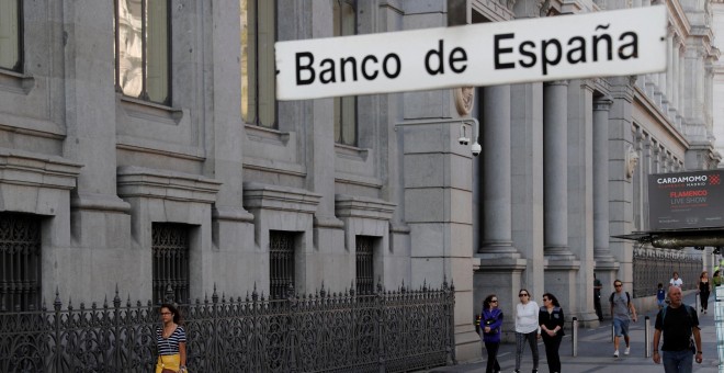 Fachada del Banco de España, y el letrero de la entrada de Metro junto al edificio. EFE/Chema Moya