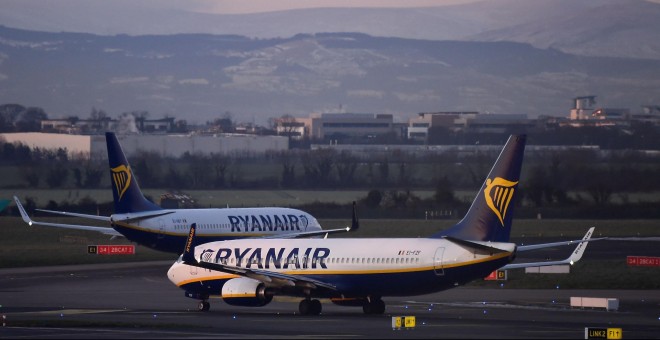 Un avión de Ryanair a punto de despegar.- REUTERS