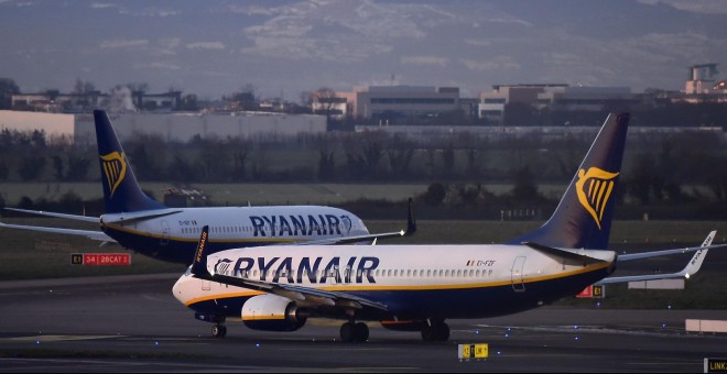 Un avión de Ryanair a punto de despegar.- REUTERS