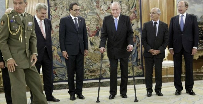 El rey Juan Carlos, con muletas durante un acto oficial en Zarzuela en 2013.- EFE/ARCHIVO