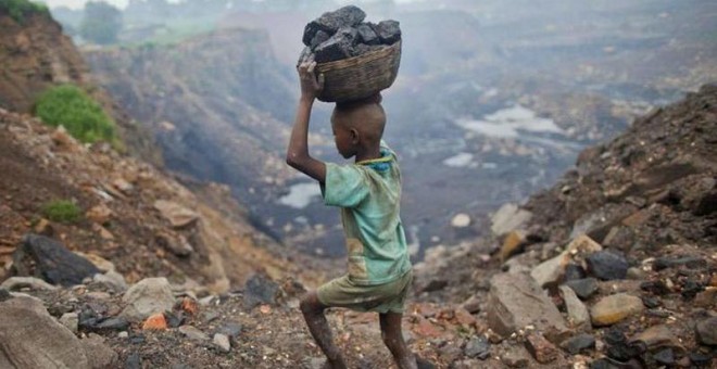 Un niÃ±o carga carbÃ³n a travÃ©s de los campos del este del Estado de Jharkhand, en la india.- REUTERS/ARCHIVO