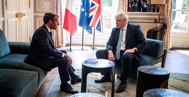 El presidente francés, Emmanuel Macron, y el primer ministro británico, Boris Johnson, en su reunión en el Palacio del Eliseo, en parís. EFE/EPA/CHRISTOPHE PETIT TESSON