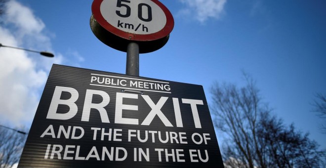 Un letrero sobre el brexit entre Donegal, en la República de Irlanda, y Londonderry, en Irlanda del Norte. REUTERS / Clodagh Kilcoyne