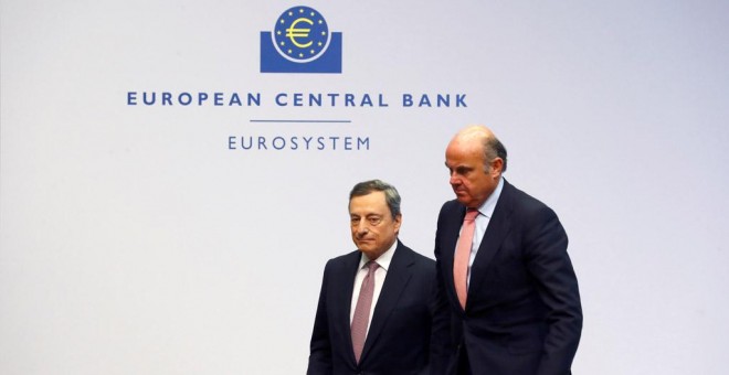 El presidente del BCE, Mario Draghi, y el vicepresidente de la entidad, Luis de Guindos, tas una rueda de prensa en la sede de la entidad en Fráncfort. REUTERS/Ralph Orlowski
