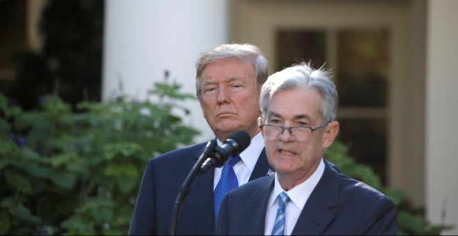 El presidente de EEUU, Donald Trump, mira hacia Jerome Powell, cuando se anunció su nominación para presidir la Reserva Federal, en un acto en los jardines de la Casa Blanca en noviembre de 2017. REUTERS/Carlos Barria