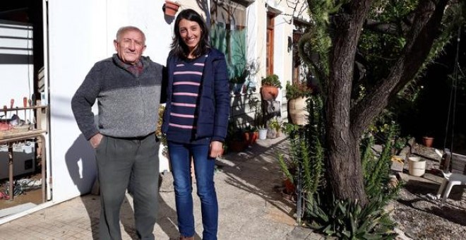 El descubridor del fósil, Juan Cano Forner, junto a la primera firmante del artículo, Elisabete Malafaia