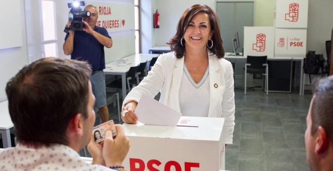 22/08/2019 - La candidata al gobierno riojano del PSOE, Concha Andreu, durante la votación que el partido de La Rioja. / EUROPA PRESS - RAQUEL MANZANARES
