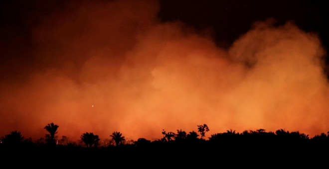 El humo y el resplandor de las llamas durante un incendio en un área de la selva amazónica cerca de Humaita, estado de Amazonas, Brasil, el pasado 17 de agosto Brasil.- REUTERS / Ueslei Marcelino