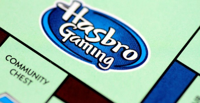 El logo de la juguetera Hasbro en un tablero de Monopoly.  REUTERS/Thomas White