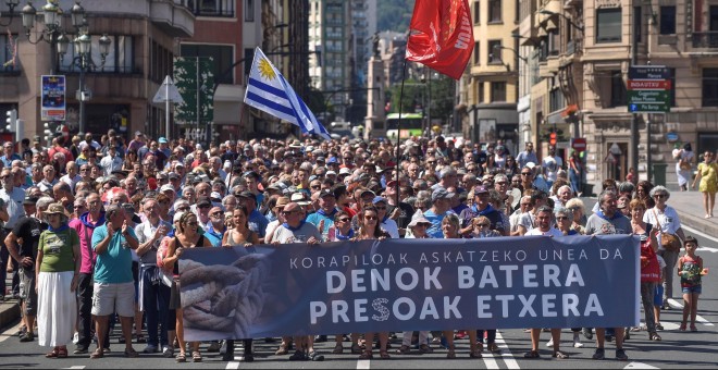 Varios centenares de personas han participado en la manifestación convocada en Bilbao por la red de apoyo a los presos de ETA Sare, en la que han defendido 'una reparación a las víctimas de todas las partes'. EFE/ Miguel Toña