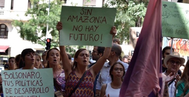 Centenares de manifestantes piden la dimisión de Bolsonaro ante la Embajada de Brasil en Madrid. TWITTER/@404comunicacion