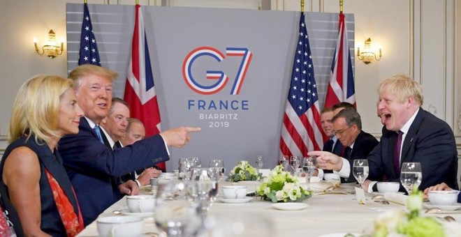 25/08/2019.- El presidente de EEUU, Donald Trump, mantiene una reunión con el primer ministro británico, Boris Johnson, durante la cumbre del G7 en Biarritz, Francia. EFE/EPA/Dylan Martínez