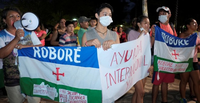 26-08/2019 - Activistas medioambientales asisten a una protesta contra los incendios forestales que han destruido hectáreas de bosque en Robore (Bolivia) / REUTERS - DAVID MERCADO