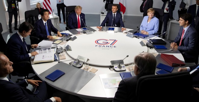 26/08/2019 - El presidente del Consejo de la UE, Donald Tus acompañado de Giuseppe Conte (Italia), Shinzo Abe (Japón), Donald Trump (EEUU), Emmanuel Macron (Francia) Angela Merkel (Alemania), Justin Trudeau (Canadá) en la cumbre del G7 - Ian Langsdon / RE