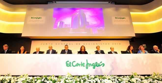 La presidenta de El Corte Inglés, Marta Álvarez (), junto al consejero delegado del Retail, Víctor del Pozo, y el secretario del consejo de administración, Antonio Hernández-Gil, entre otros consejeros, durante la reunión de la junta de accionistas del gr