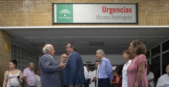 El consejero de Salud y Familias, Jesús Aguirre, y el alcalde de Sevilla, Juan Espadas, en el Hospital Virgen del Rocío. / Europa Press