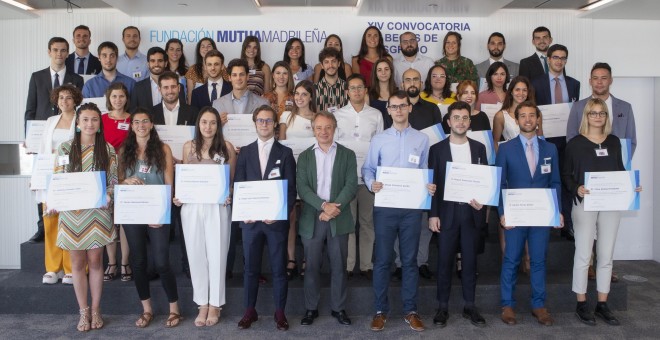 26/08/2019 - Lorenzo Cooklin, director general de la Fundación Mutua, con los becados de este año / FUNDACIÓN MUTUA MADRILEÑA