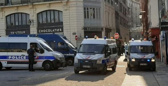 Furgones de la Policía francesa, durante la detencion el domingo de un joven de Castellon. JULIO L. ZAMARRÓN