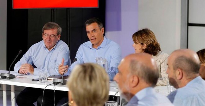 El presidente del Gobierno en funciones, Pedro Sánchez, c.,acompañado de la ministra de Justicia en funciones, Dolores Delgado,d.,entre otros, durante la reunión que mantuvo hoy con las asociaciones de Memoria Histórica dentro de la ronda de contactos con