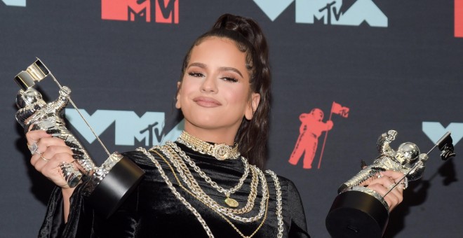 26/08/2019.- La cantante española Rosalía posando con sus premios en la sala de prensa durante los premios MTV Video 2019 en Newark, New Jersey. EFE/EPA/DJ JOHNSON