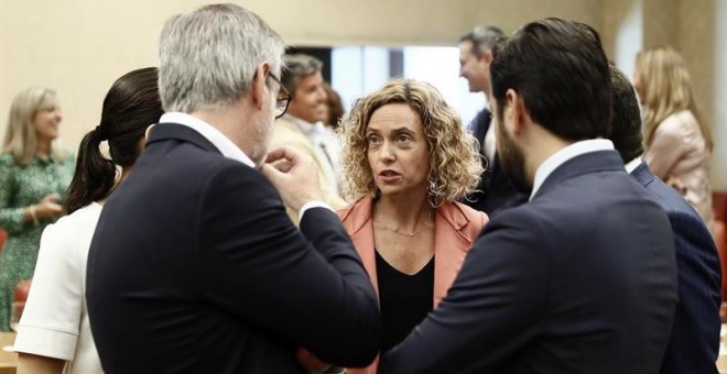 27/08/2019 - La presidenta de la Diputación Permanente, Meritxell Batet (c), conversa con diputados de Ciudadanos, durante la Diputación Permanente del Congreso/ EUROPA PRESS