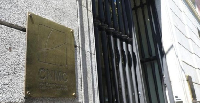 El logo de la CNMC en la entrada de su sede en Madrid. E.P. Marta Fernández