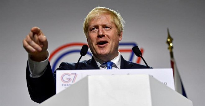 26/08/2019.- El primer ministro del Reino Unido, Boris Johnson, durante la rueda de prensa que ha ofrecido este lunes por la tarde durante la cumbre del G7 celebrada en Biarritz (Francia), este lunes. La ministra principal de Escocia, Nicola Sturgeon, ac