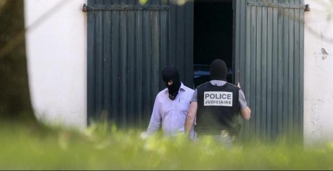 Imagen de archivo con agentes de la Guardia Civil y de la Policía francesa tras encontrar un arsenal de armas y explosivos de ETA en un zulo de una vivienda ubicada en el centro de Biarritz (Francia), en 2015. EFE/Archivo