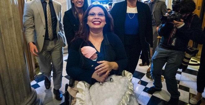 La senadora demócrata de Illinois, Tammy Duckworth, entrando con su hija de 10 días, Maile Pearl Bowlsbey, a la sala del Senado. Foto: EFE