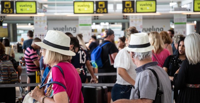 27/08/2019 - Diferentes viajeros esperan en el puesto de Check-In de la compañía Vueling en el Aeropuerto de El Prat, durante la huelga del personal de tierra de Iberia en Barcelona / EUROPA PRESS