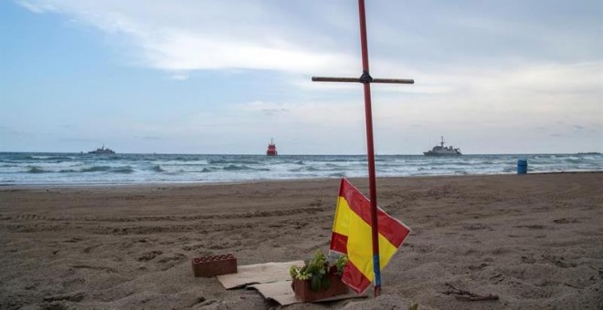 Algunos vecinos de La Manga colocan objetos como homenaje al piloto de la Academia General del Aire (AGA) fallecido el lunes tras estrellarse en un caza C-101 del Ejército de Aire.- EFE/Cristóbal Osete