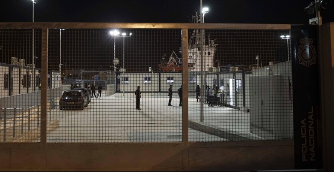 Migrantes y agentes de Policía, en el interior del Centro de Atención Temporal para Extranjeros de Málaga.-ENTREFRONTERAS