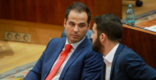 14/08/2019. Los diputados de Ciudadanos en la Asamblea de Madrid, Ignacio Aguado y César Zafra, durante el debate y votación del segundo pleno de la candidata del PP a la Presidencia de la Comunidad de Madrid en la Asamblea madrileña.