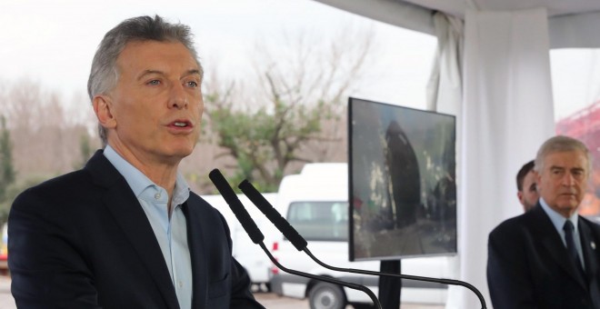 29/08/2019.- Fotografía cedida por la Presidencia argentina que muestra al presidente de Argentina, Mauricio Macri (i), mientras habla durante la botadura del buque Santiago S. Tandanor este jueves, en el puerto de Buenos Aires (Argentina). Macri, dijo es