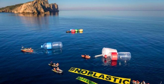 Activistas de Greenpeace durante una acción contra los plásticos en Baleares.- EFE